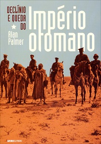 Foto de um deserto com soldados montados em cavalos e tuaregs