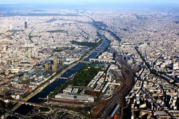 Vista aérea do Rio Sena em seu trecho dentro da cidade de Paris