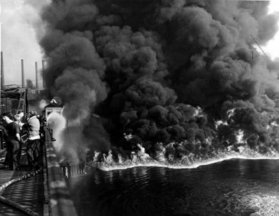 Rio Cuyahoga em chamas devido a vazamento de óleo.