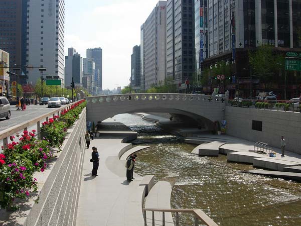 Cheonggyecheon, um afluente do rio Han passando no meio de uma cidade.