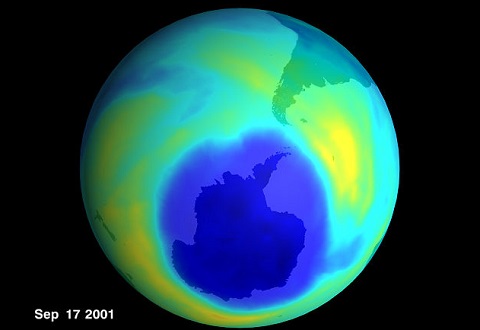 A concentração do CFC na Ozonosfera, camada da atmosfera onde o ozônio é encontrado, ocorre principalmente no Polo Sul do planeta. Imagem Wikipedia/Domínio público