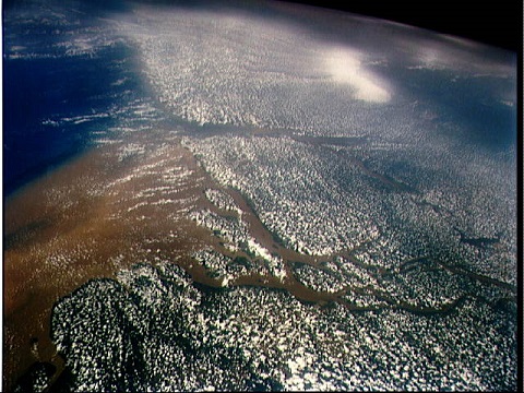 Imagem do espaço mostrando a foz do Rio Amazonas